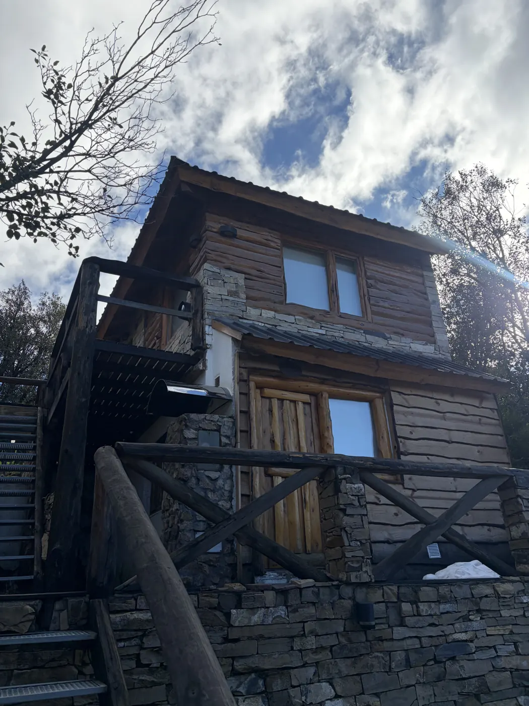 Frente de la cabaña Amulen de madera y piedra, en Villa Pehuenia