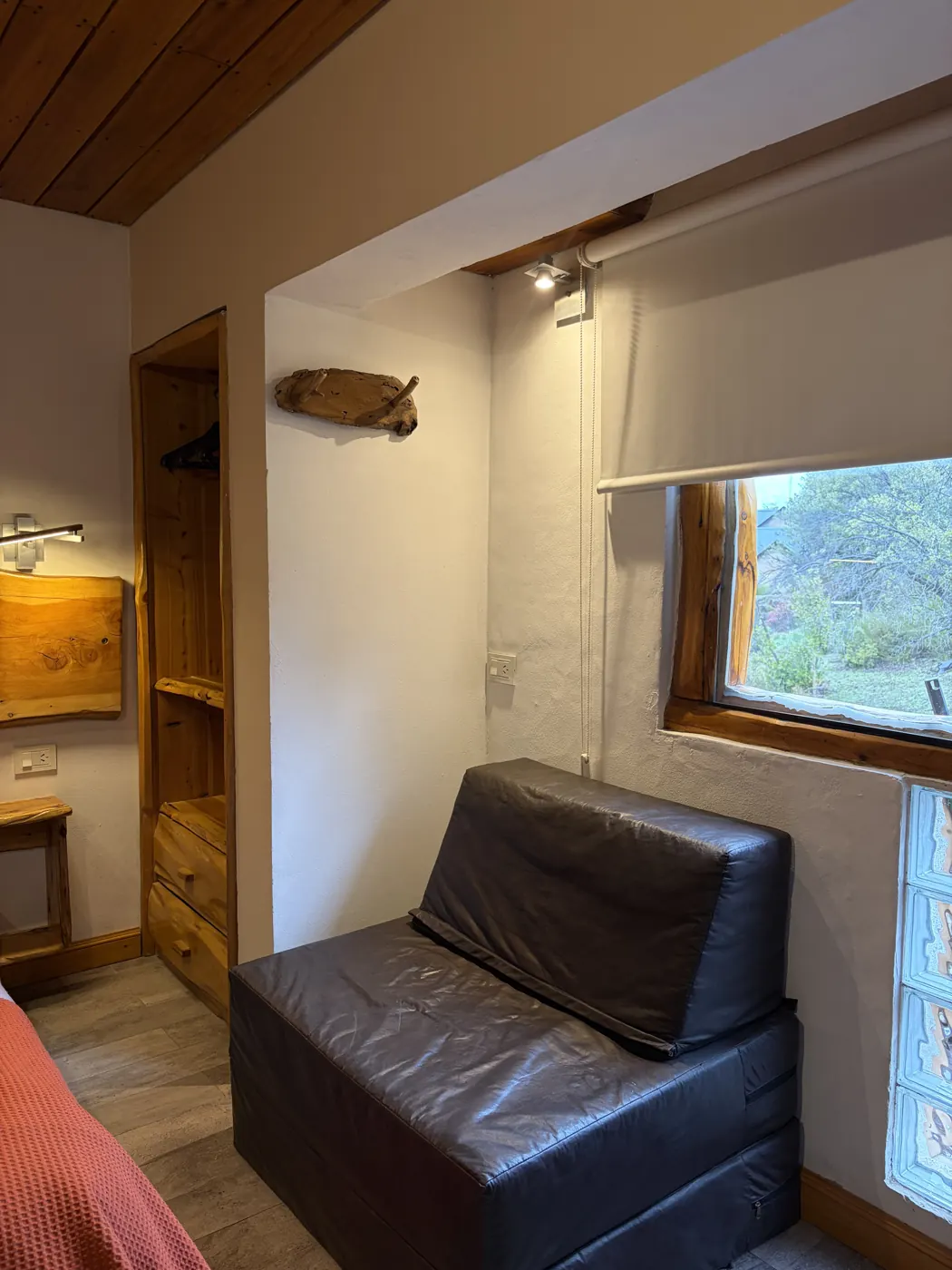 Sillón junto a la ventana en la cabaña Amulen