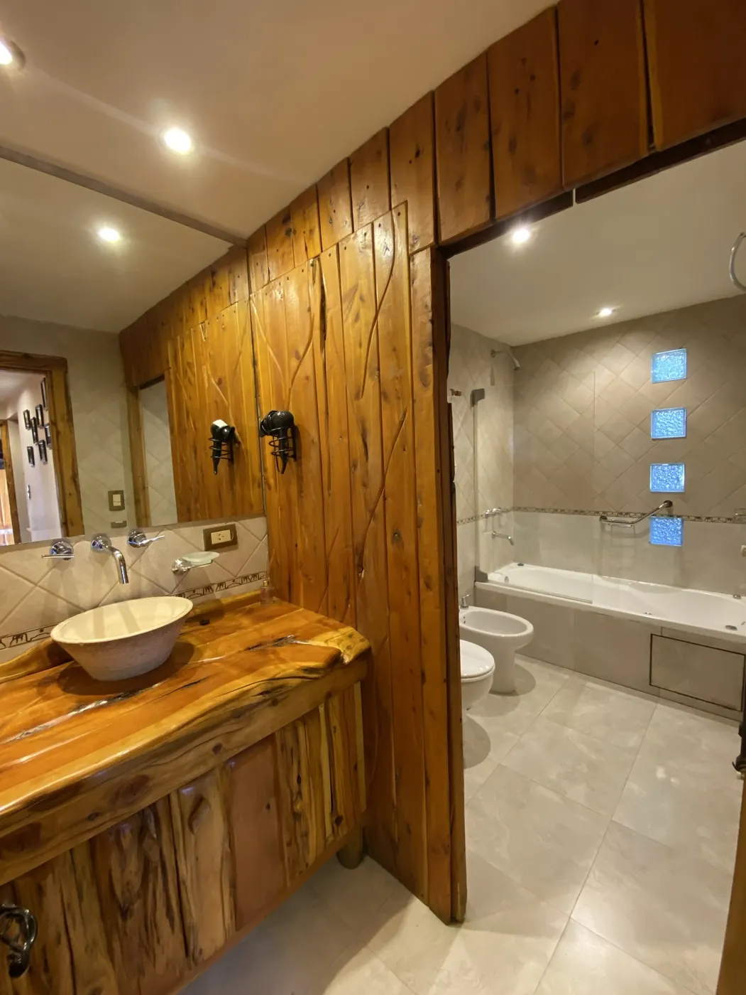 Baño de la cabaña Lihuen con mueble de madera