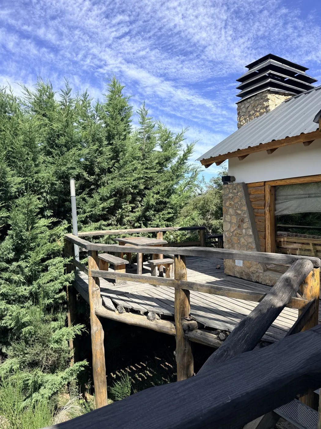 Deck de madera de la cabaña Lihuen entre los árboles