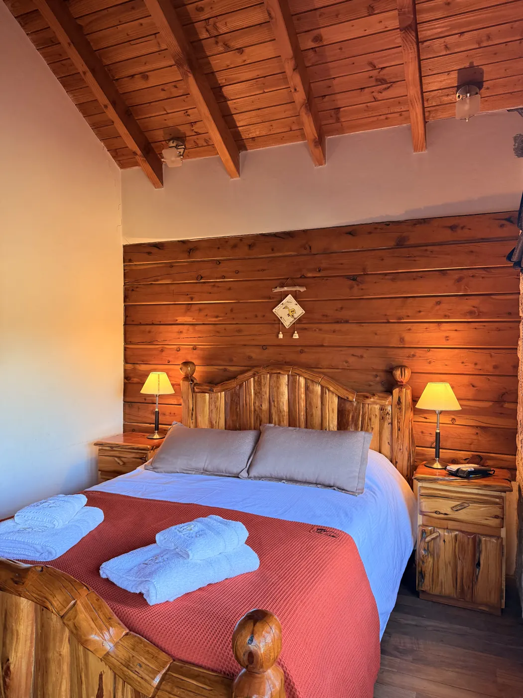 Habitación principal de la cabaña Lihuen con cama de madera