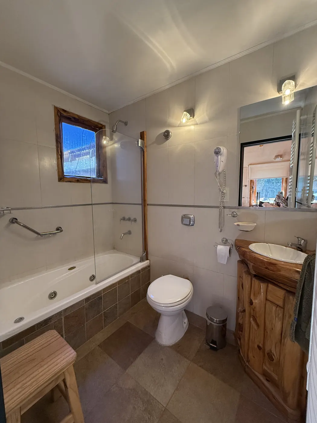 Baño de la cabaña Quimey con bañera