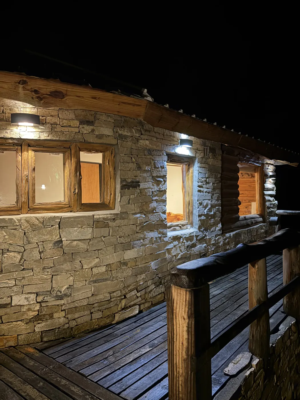 Cabaña Quimey de piedra iluminada de noche en Villa Pehuenia